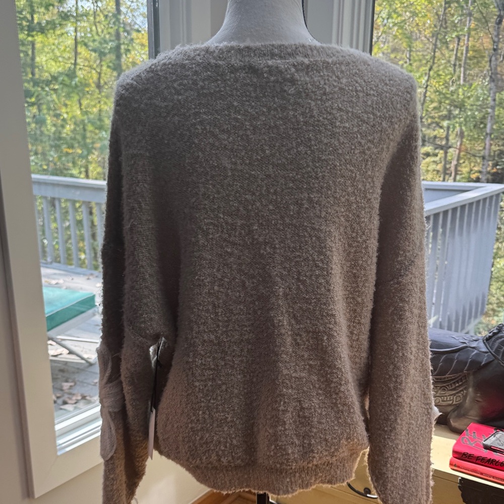 Elegant Beige Floral Sweater - Picture 5 of 6